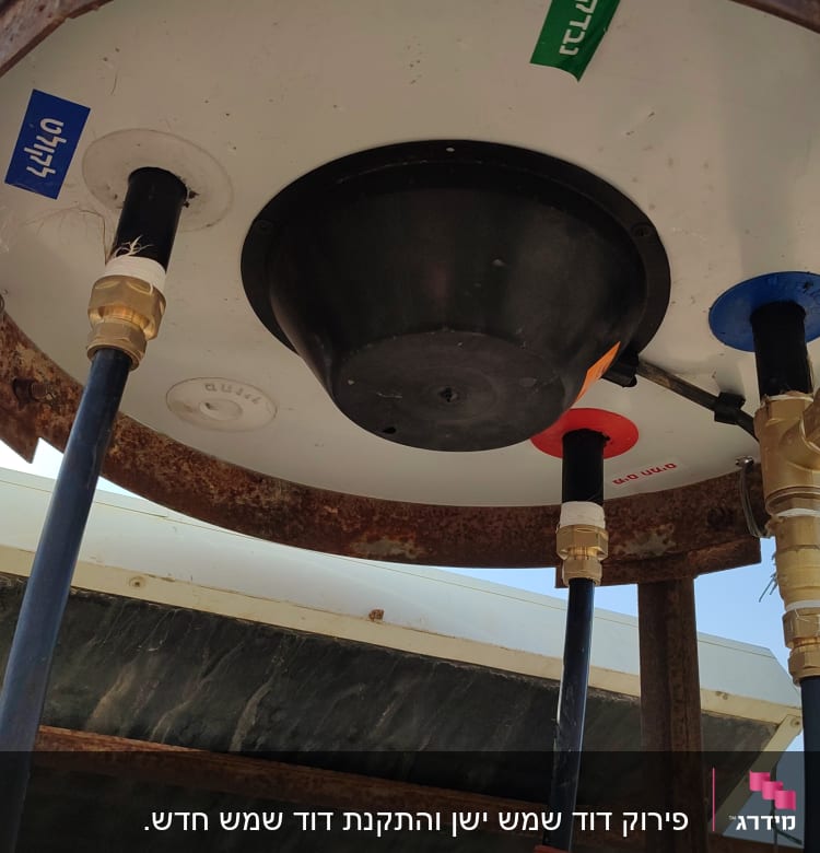 חיבורים וצינורות בתחתית דוד שמש